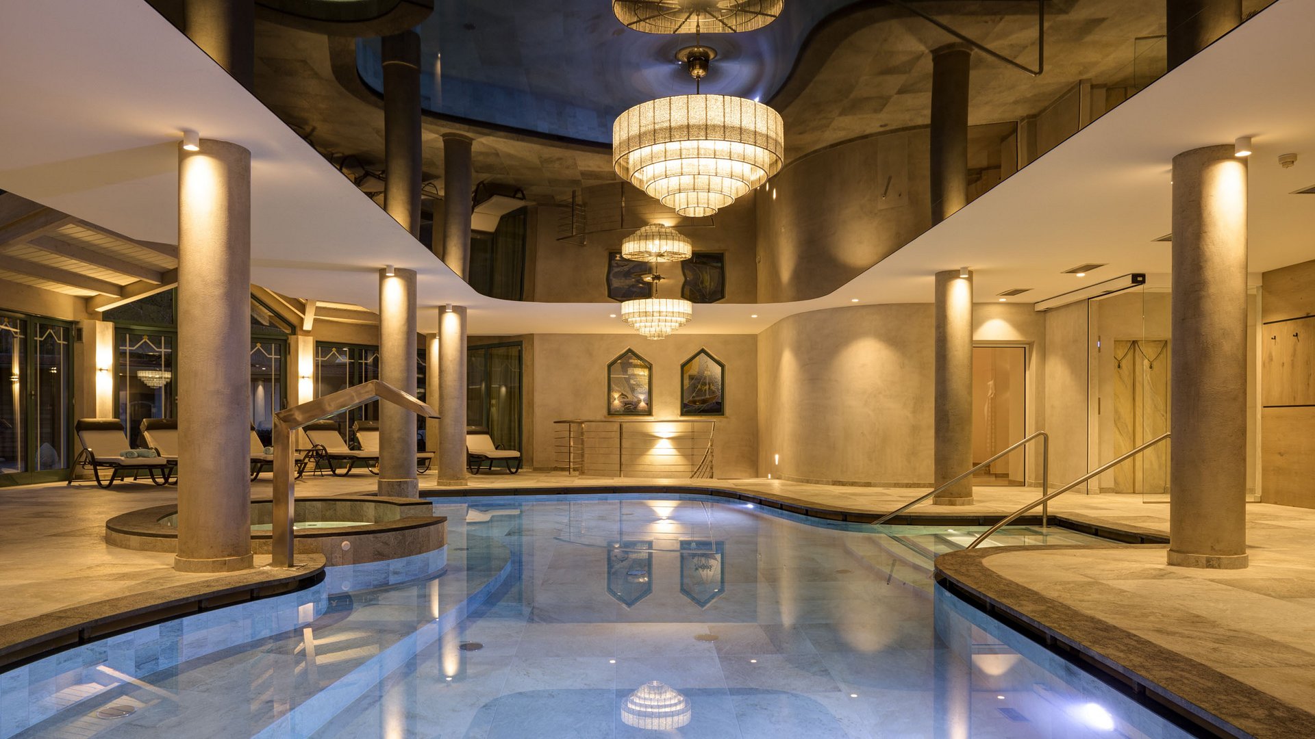 Il vostro hotel con spa a Merano a 4 stelle Piscina coperta con lampadari eleganti e lettini comodi