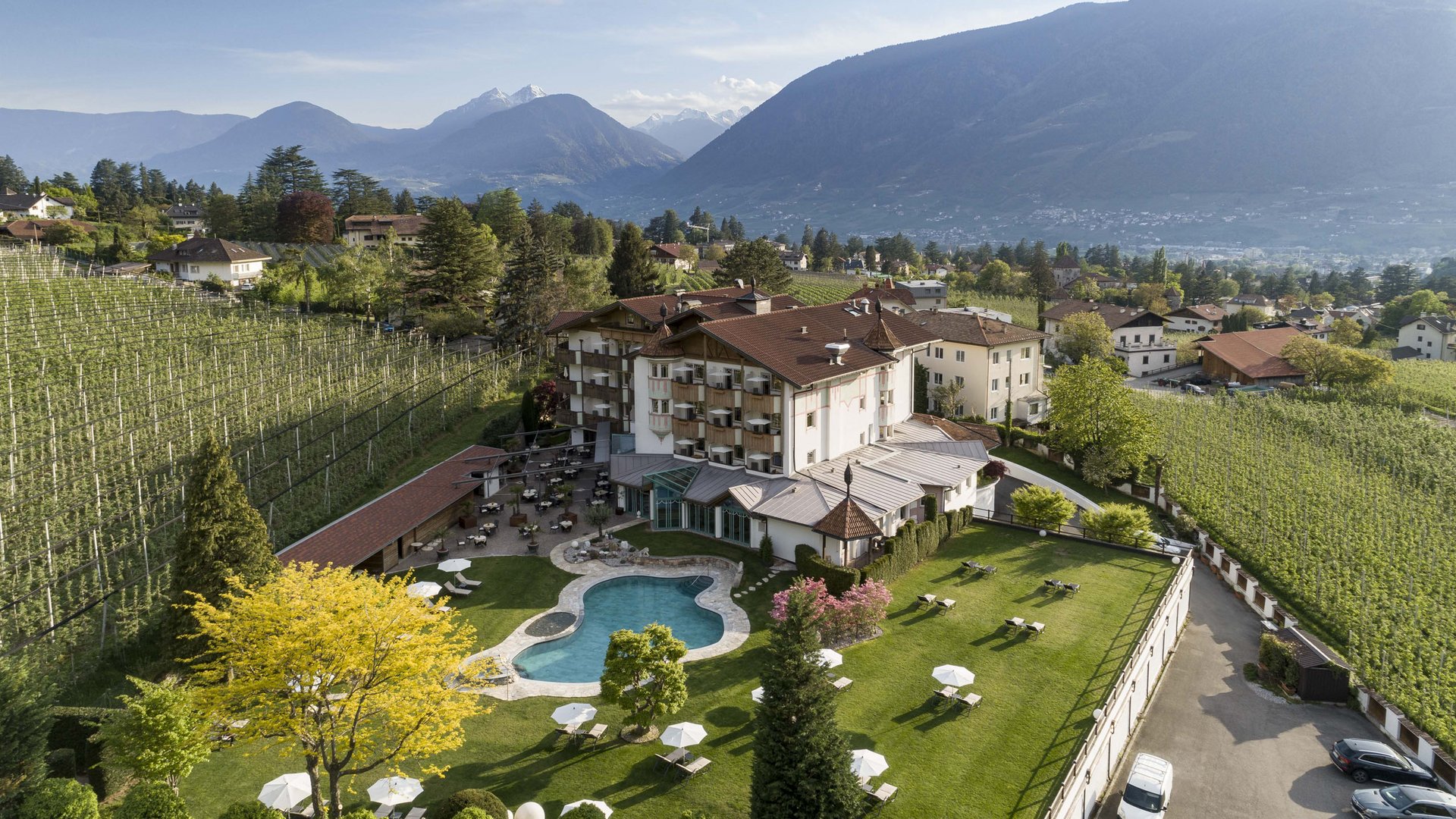 Hotel Burggräflerhof Meran: ruhig gelegen, herzlich geführt Hotel mit Pool und Garten im Tal umgeben von Weinbergen und Bergen
