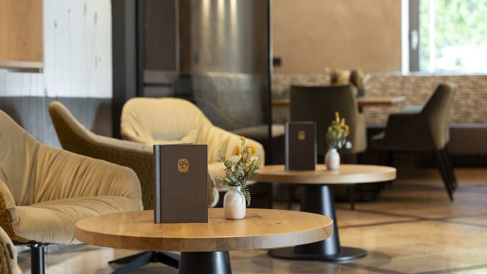 Burggräflerhof, Merano: dove sentirsi a casa Area salotto accogliente con tavoli, sedie e menu in un caffè moderno