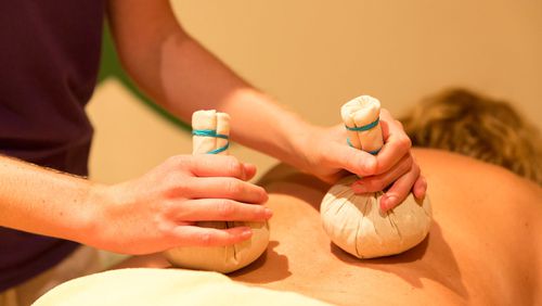Massaggio con tamponi alle erbe
